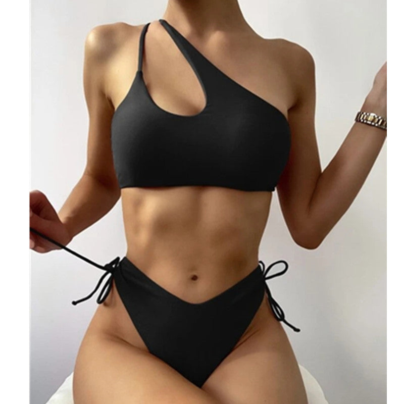 Dame bikini-sæt med asymmetrisk top og justerbare sidestramminger Stilla