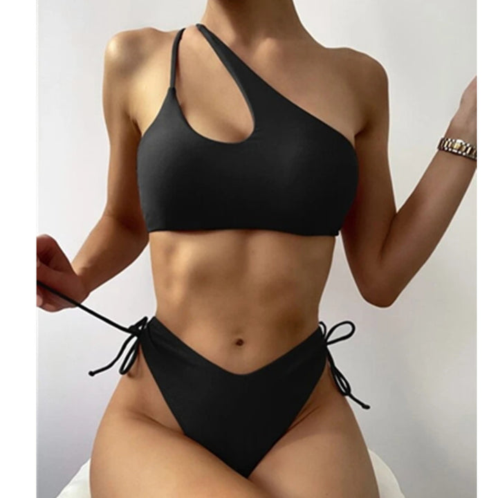 Dame bikini-sæt med asymmetrisk top og justerbare sidestramminger Stilla