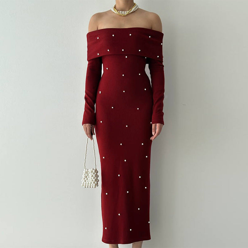 Dame off-shoulder maxikjole med elegant perleudsmykning og tætsiddende snit Skovae