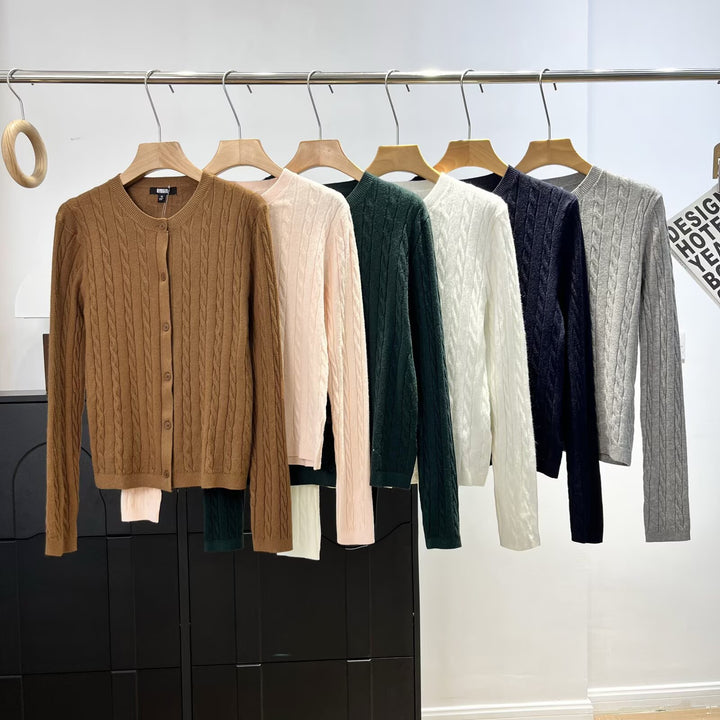Kvinders cardigan med kabeldesign og knaplukning Stilla
