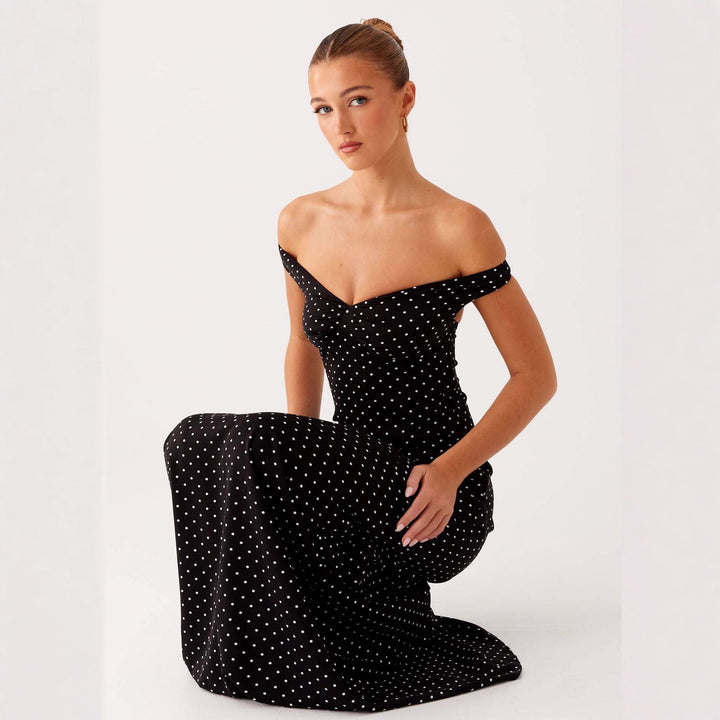 Dame aften kjole med off-shoulder design og elegant prikmønster Skovae