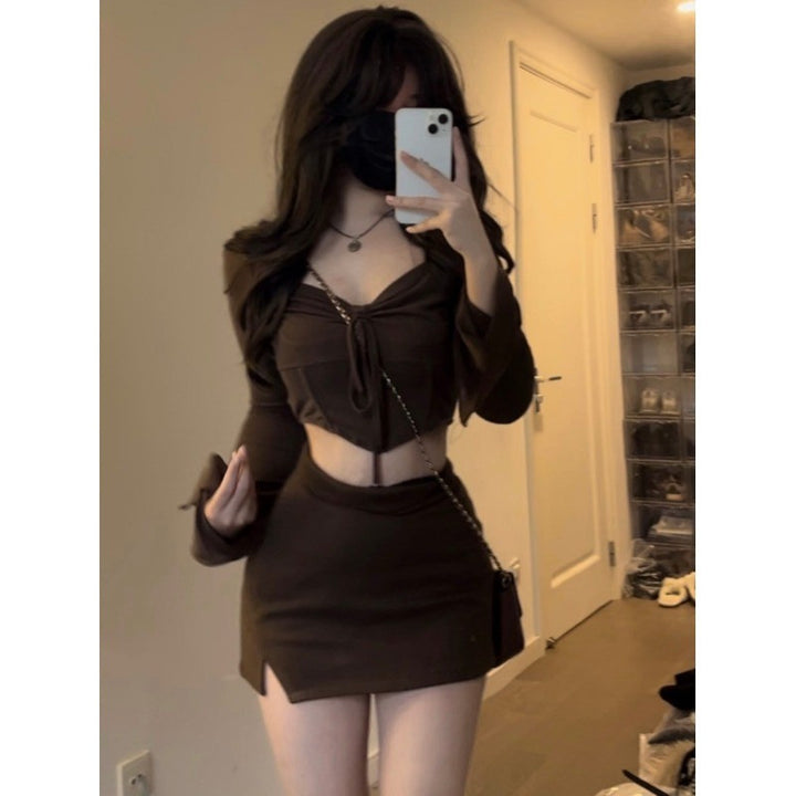 Kvinders afslappede crop top med knude og figursygende miniskørt