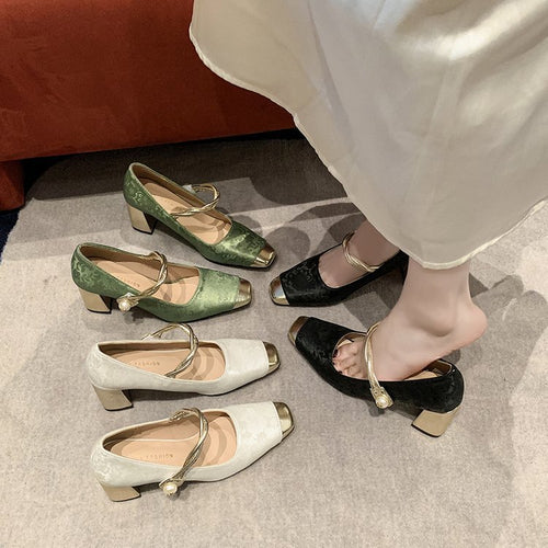 Dame elegante samt behagelige pumps med gyldne accenter og remme Stilla