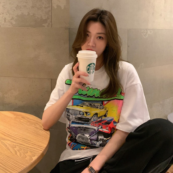 Dame T-shirt med kreativ retro-bil-design og afslappet snit Stilla