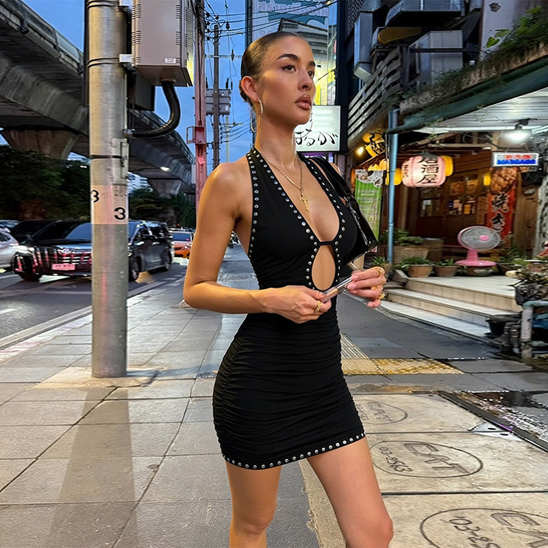 Damen Glamouröses Mini-Kleid mit tiefem V-Ausschnitt und raffinierten Cut-Outs Skovae