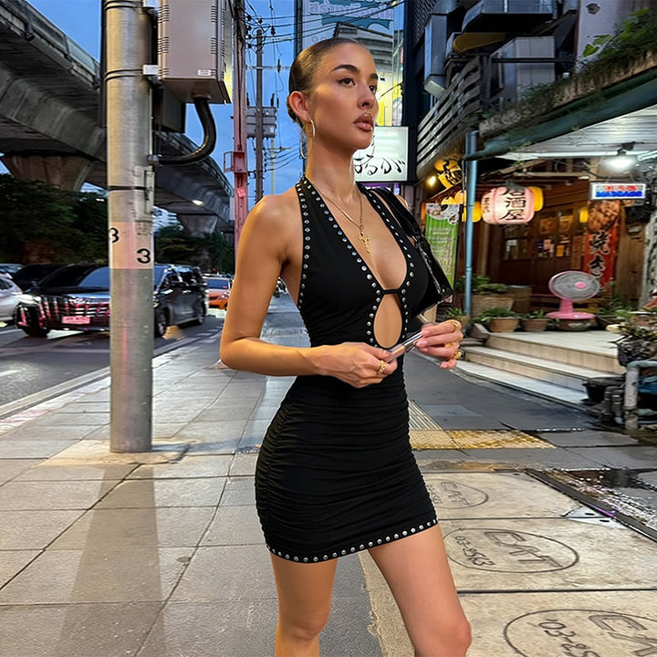 Damen Glamouröses Mini-Kleid mit tiefem V-Ausschnitt und raffinierten Cut-Outs Skovae