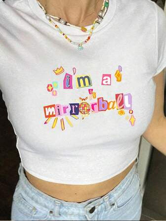 Dame figursyet kortærmet T-shirt med legesygt tryk Skovae