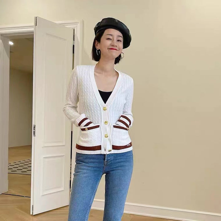 Dame strikjakke med struktureret design og elegante knapper Stilla