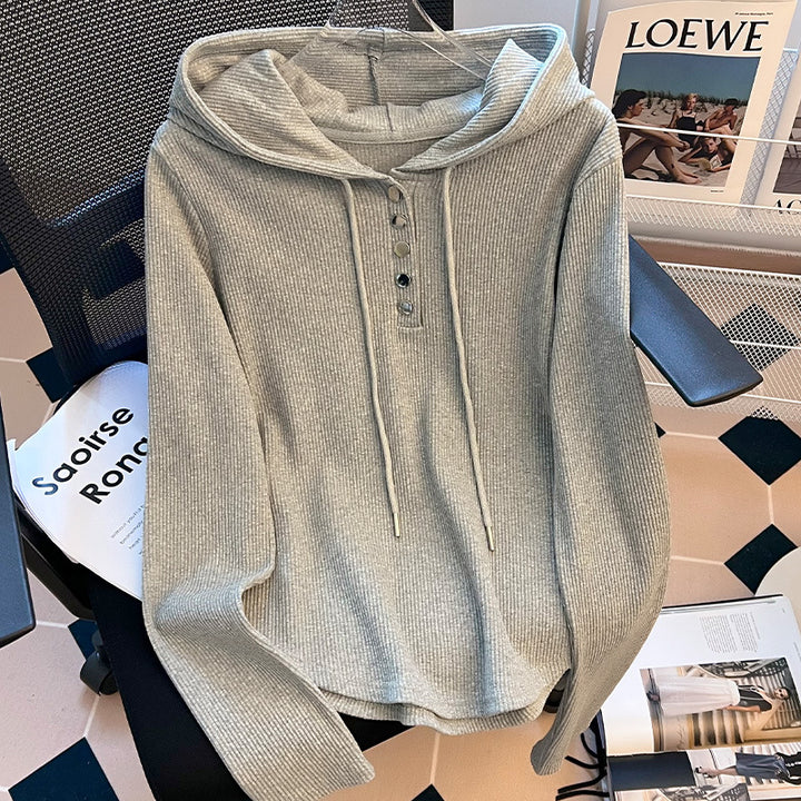 Dame hættebluse med innovativ ribdesign og knapliste Stilla