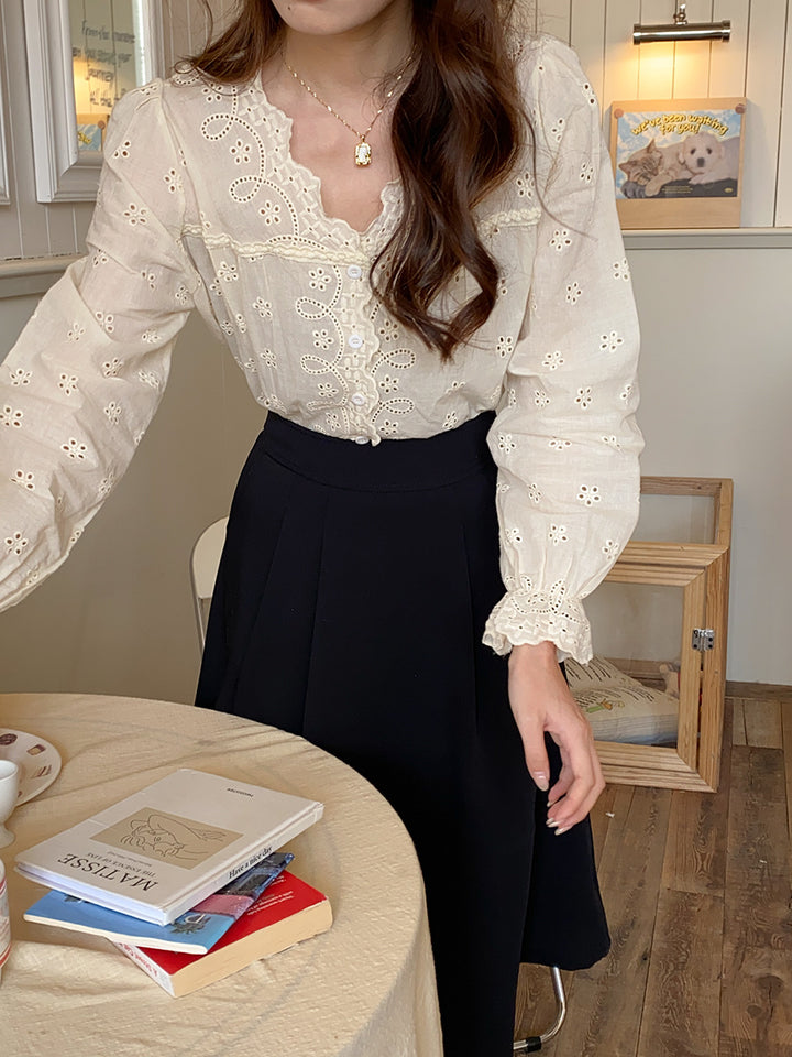Kvinders bluse med blondekanter og knapdetaljer Stilla