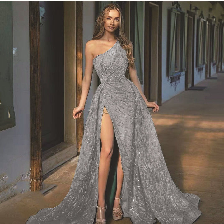 Dame Elegant asymmetrisk aftenkjole med høj slids og flæsedetaljer Stilla