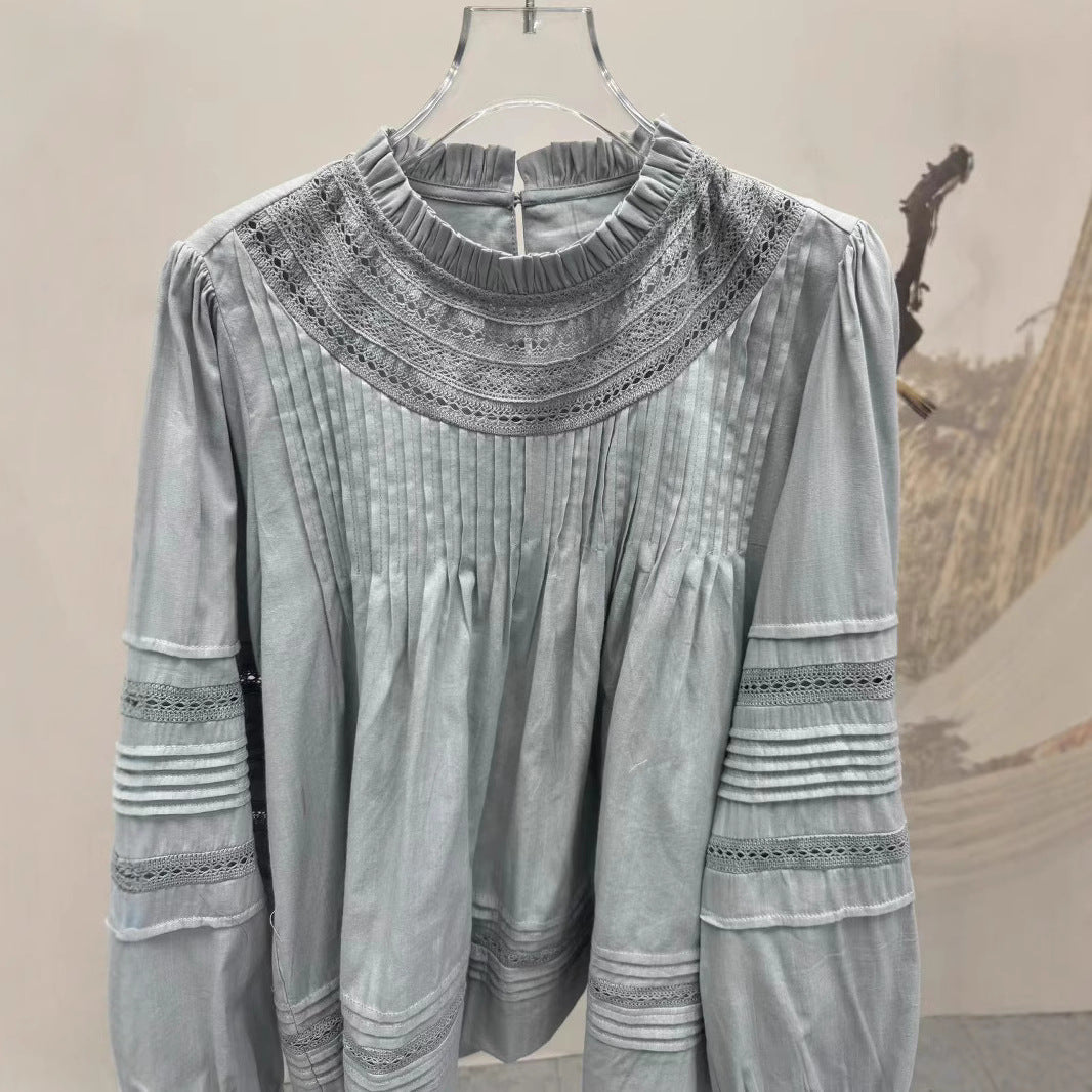 Damebluse med fine folder og dekorative spidsindsatser Stilla