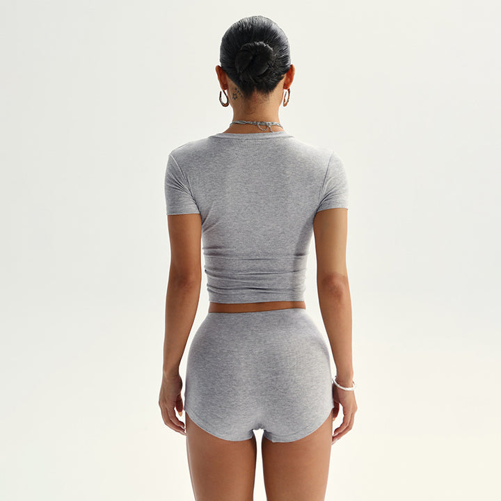 Dame sæt bestående af tætsiddende T-shirt og shorts Skovae