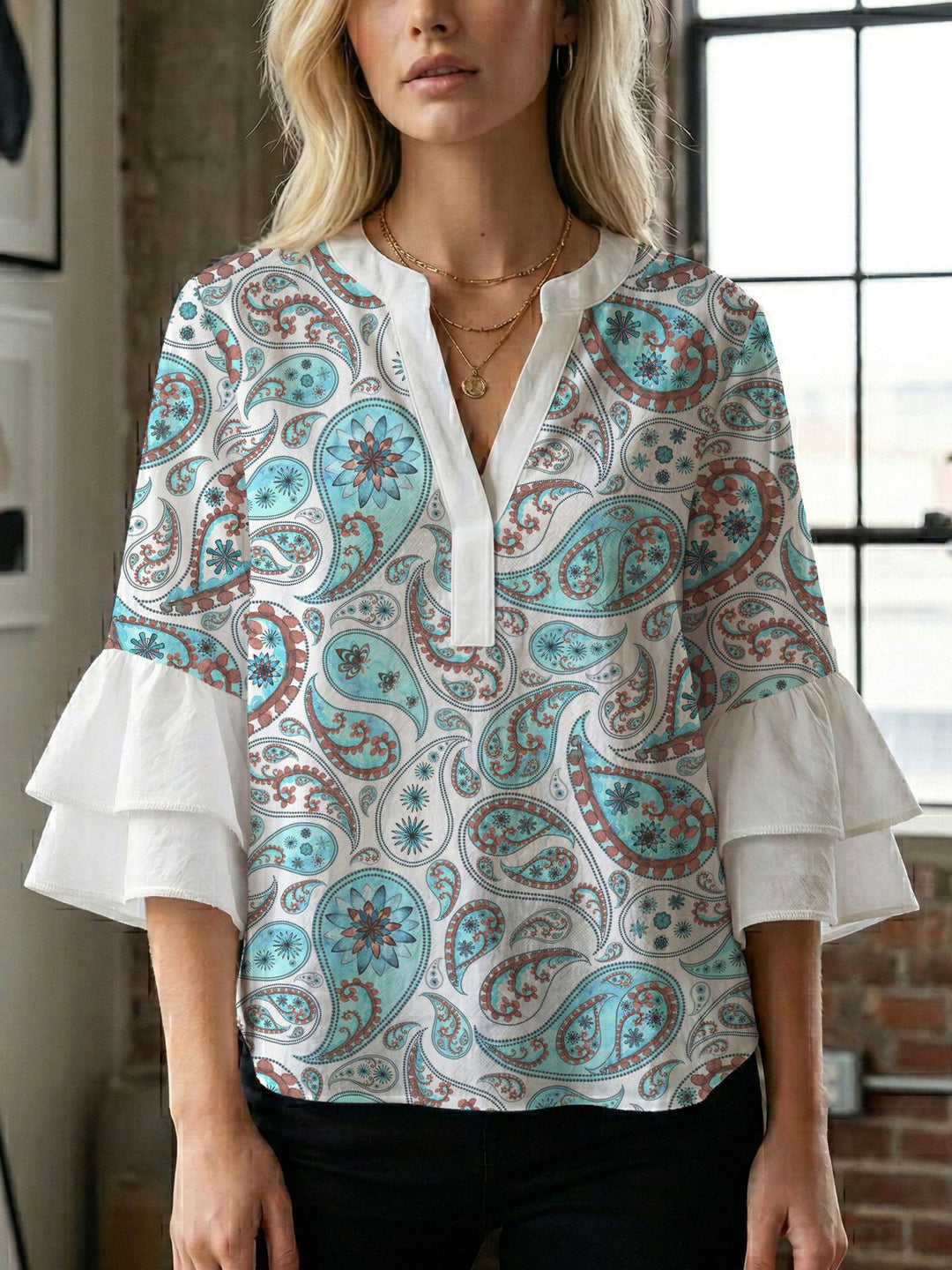 Dame bluse med voluminøse ærmer og kreativt trykdesign Skovae