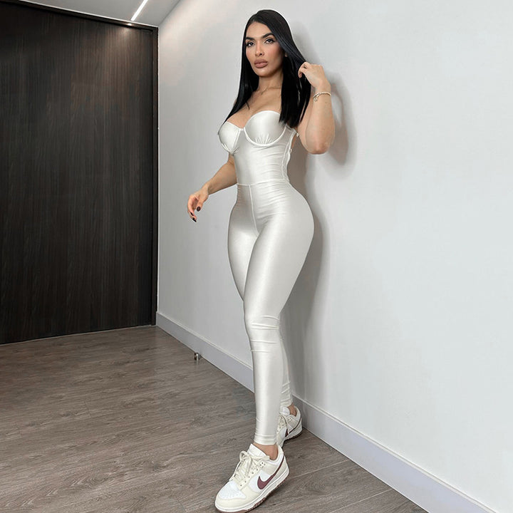 Damen Figurbetonter Jumpsuit mit trägerlosem Design und glänzender Oberfläche Skovae