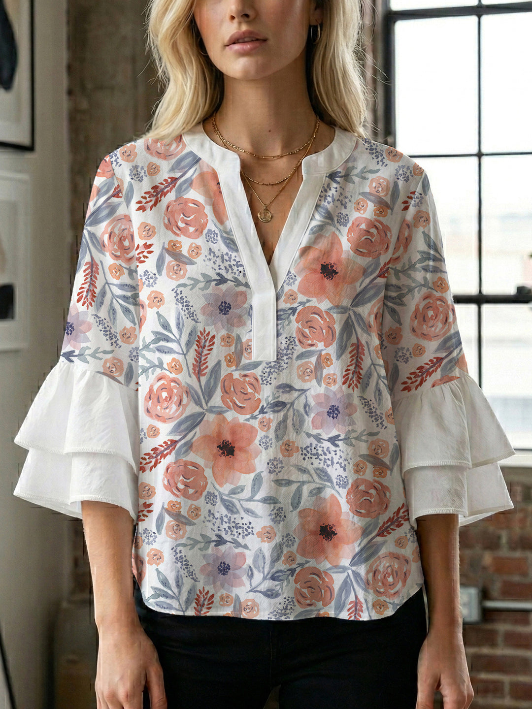 Dame skjorte med voluminøse ærmer og blomsterdesign Skovae