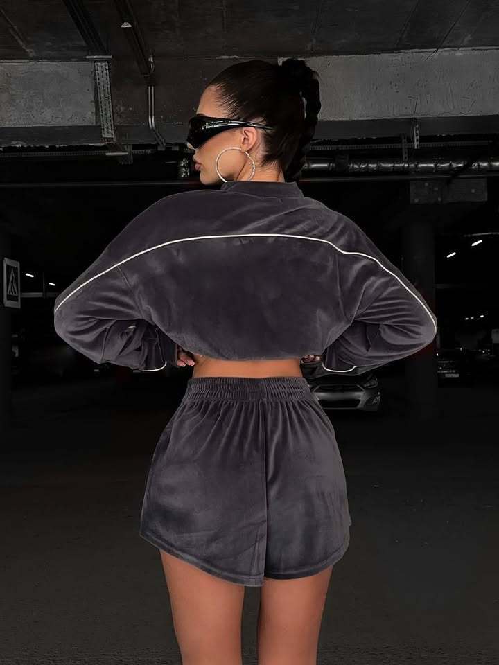 Kvinders loungewear sæt med komfortable shorts og oversized top Skovae
