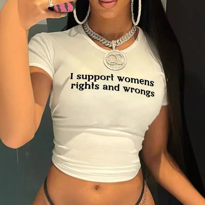 Dame Crop-T-Shirt med kreativt motiv og tætsiddende snit Skovae