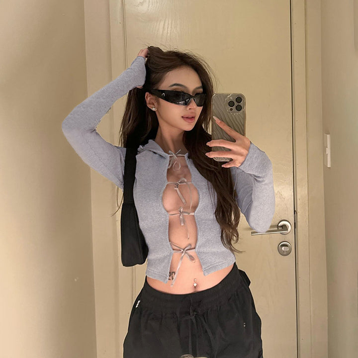 Dame sporty cropped top med hætte og raffinerede remme Skovae