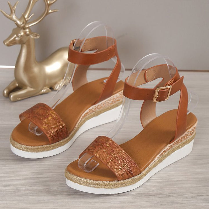 Dame Wedge-sandaler med elegant krydsrem-design og komfortabel plateau-sål Stilla