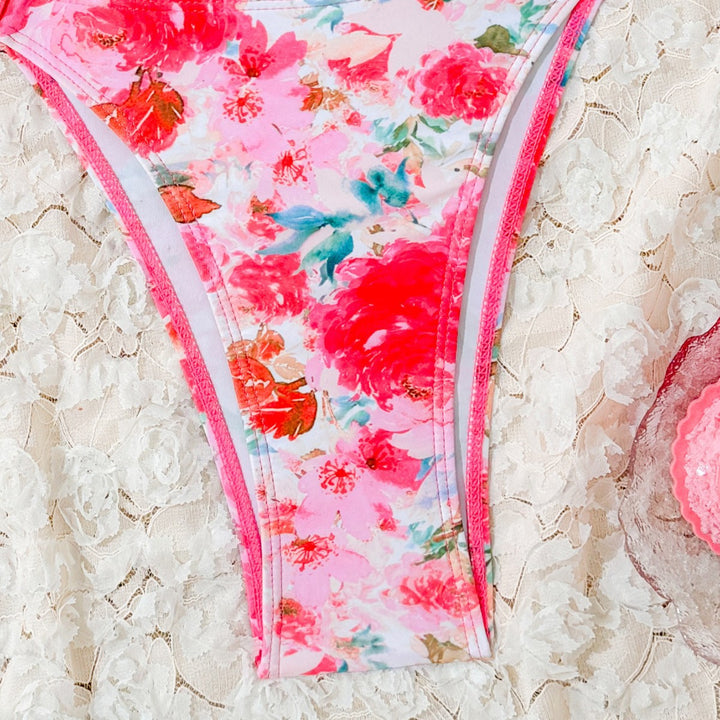 Dame bikini-sæt med blomstertriangel-top og sensuelle lavtalje-trusser Stilla