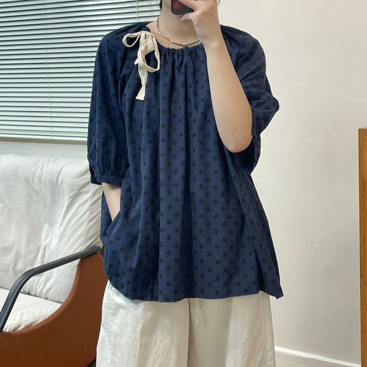 Femme Relaxed Fit Polka Dot Bluse med Flæsekant Stilla