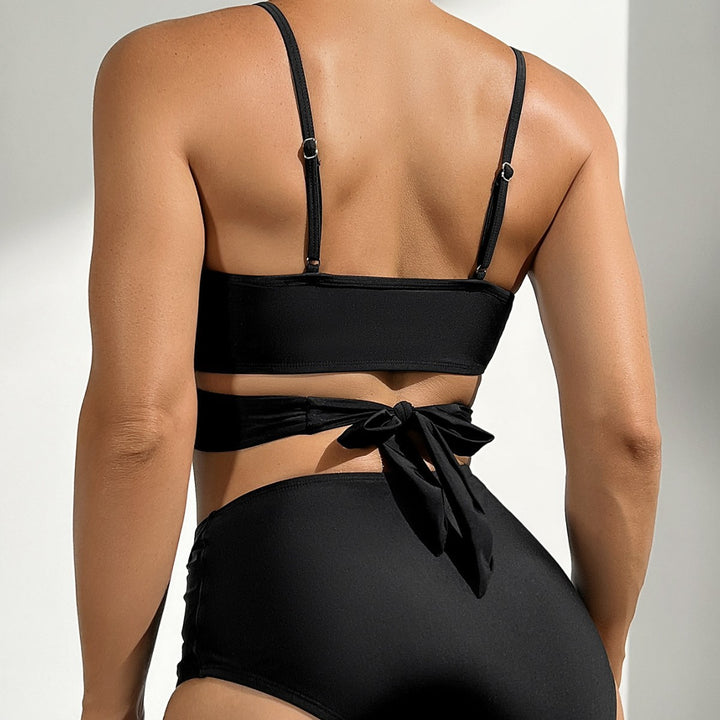 Dame Højt skåret Bikini med elegant indpakningsdesign og karakteristiske cut-outs Stilla