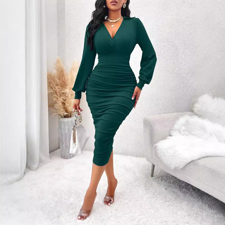 Dame figursyet midi-kjole med elegant drapering og dyb v-udskæring Stilla