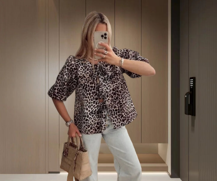 Dame kortærmet bluse i mode leopardprint med binde-detalje Stilla