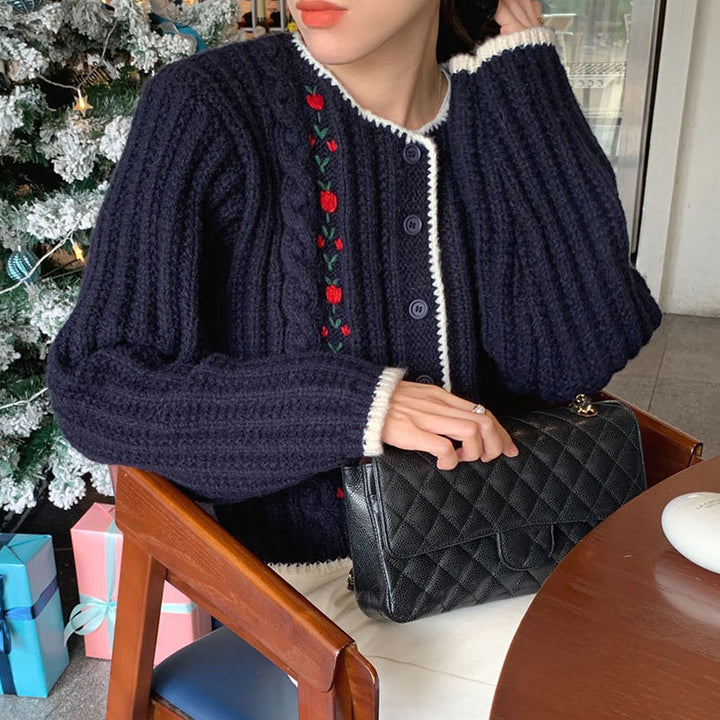 Femme Kort Broderet Strikcardigan Stilla