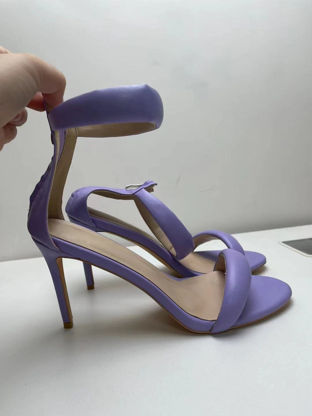 Femme Højglans Stiletto Sandaler med skulpturel ankelrem Stilla