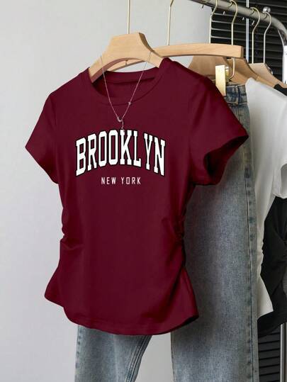 Dame Crop-T-Shirt med tætsiddende snit og moderne design Skovae