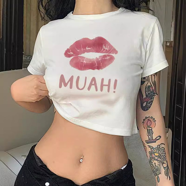 Dame Crop-T-shirt med legende læbe motiv og moderne skrift Skovae
