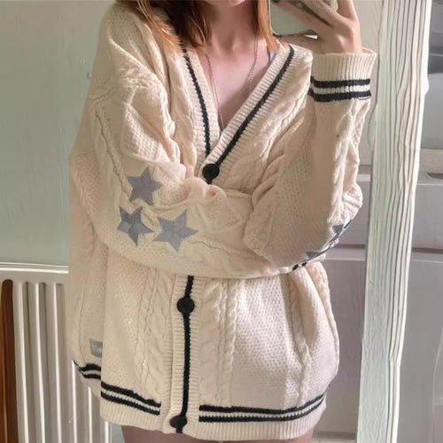 Kvindernes chunky strik cardigan med moderne kabelmønster og elegante knapdetaljer Stilla
