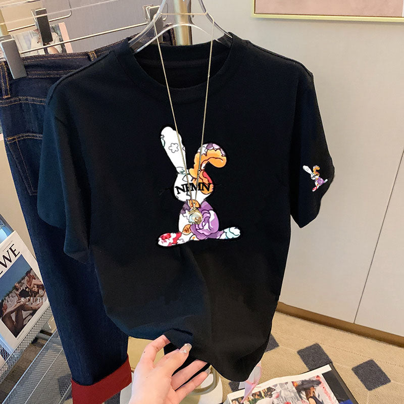 Dame T-shirt med legesyg kaninmotiv og elegant blomstertryk Stilla