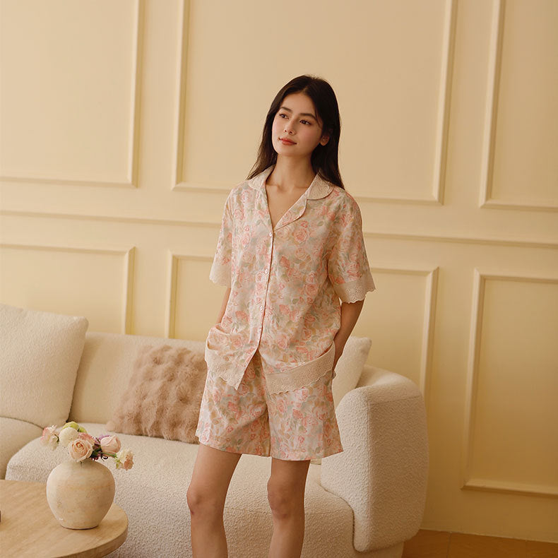 Dame pyjamassæt med delikat blomstermønster og elegant spids Stilla