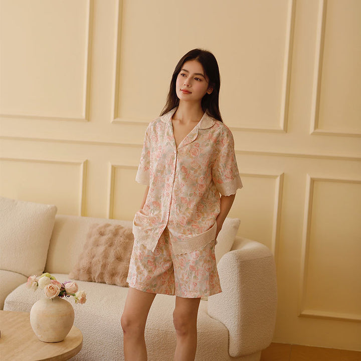 Dame pyjamassæt med delikat blomstermønster og elegant spids Stilla