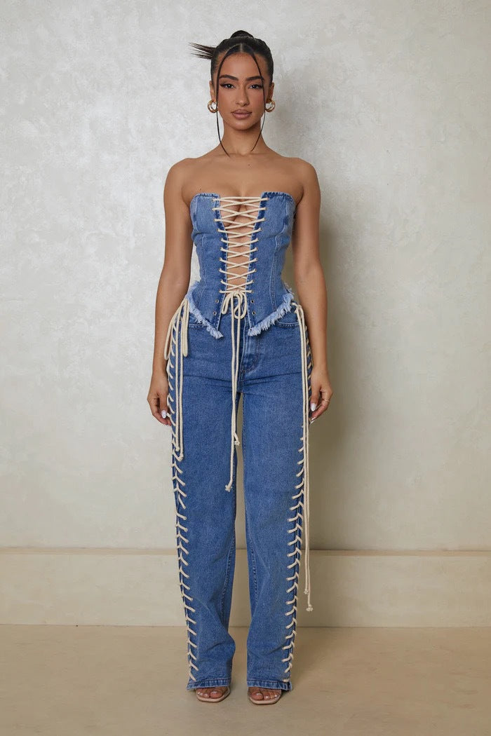 Damer corset top med afslappede denim bukser og innovativ snøredesign Skovae