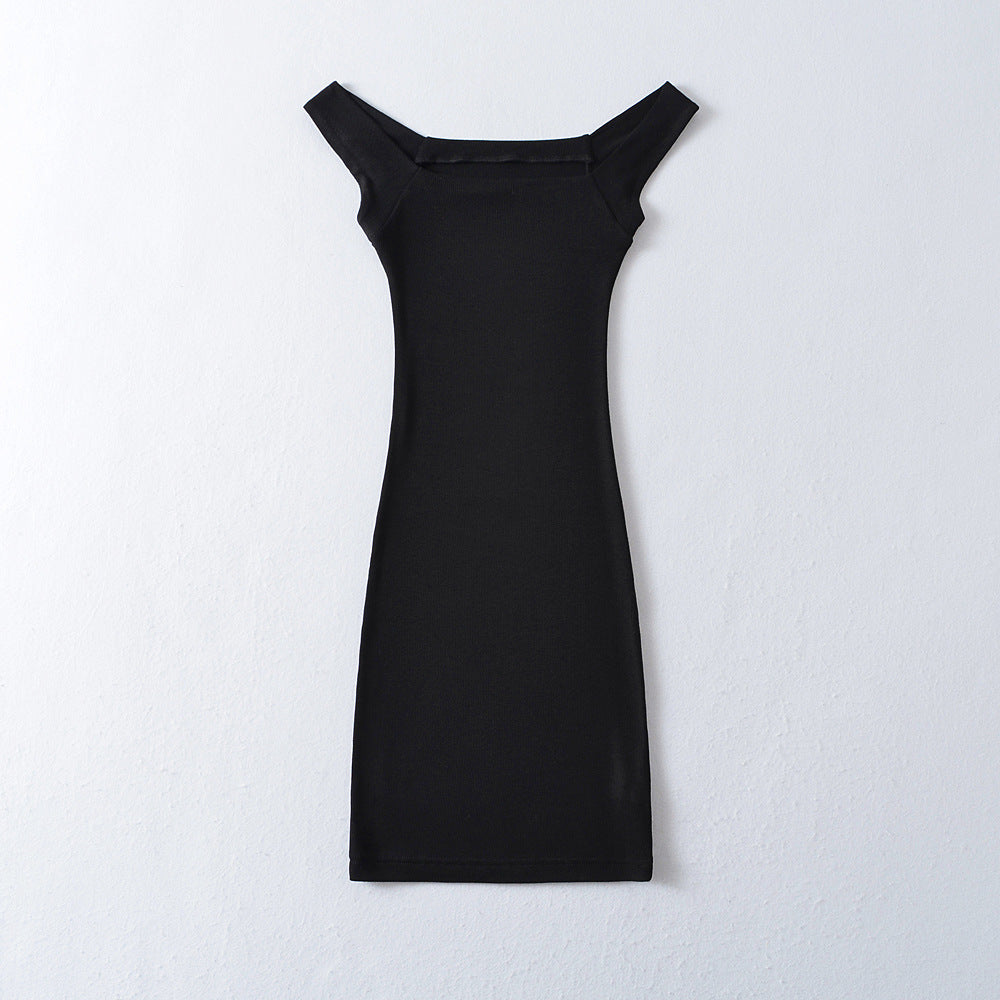Dame tætsiddende Midi-kjole med off-shoulder design og fin ribstruktur Stilla