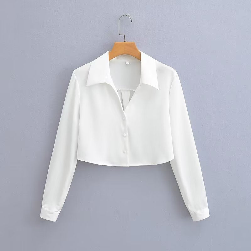 Dame crop-bluse med elegant krave og gennemgående knaplukning Stilla