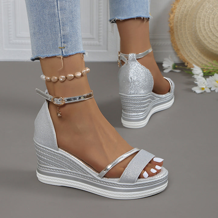 Dame Wedge-sandaler med glitrende overflade og elegant remdesign Stilla