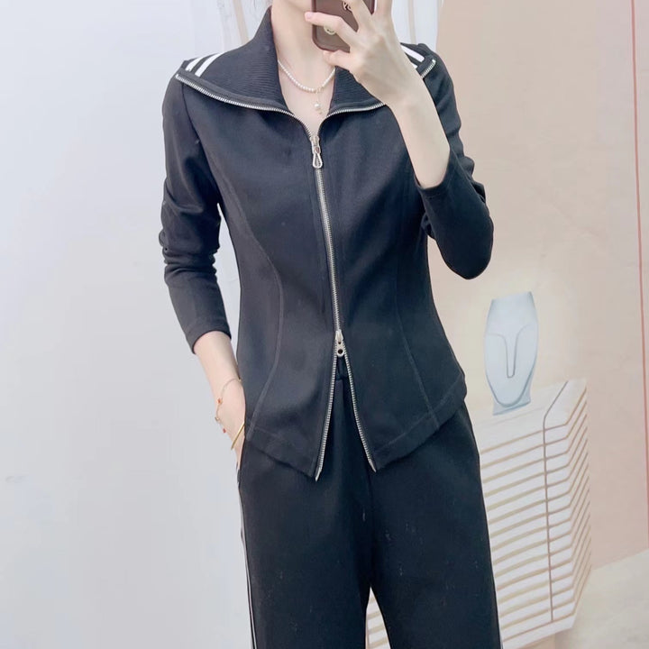 Dame sportsæt med elegant lynlås og trendy striber Stilla
