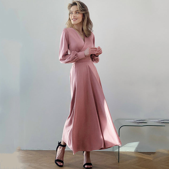 Dame maxikjole med elegant indpakningsdesign og voluminøse ærmer Stilla