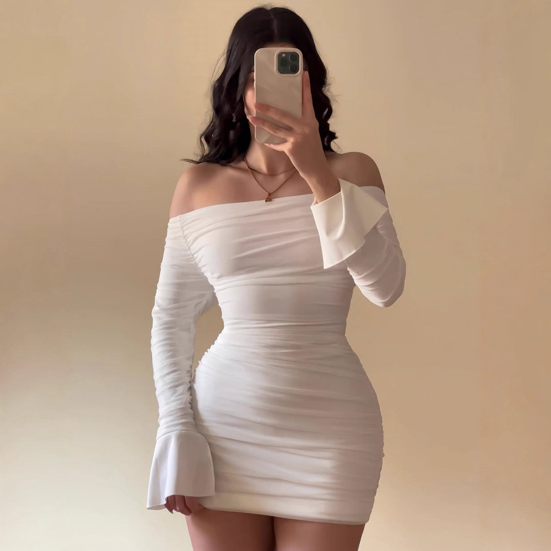 Dame Off-Shoulder Minikjole med flæse detaljer og tætsiddende snit Skovae