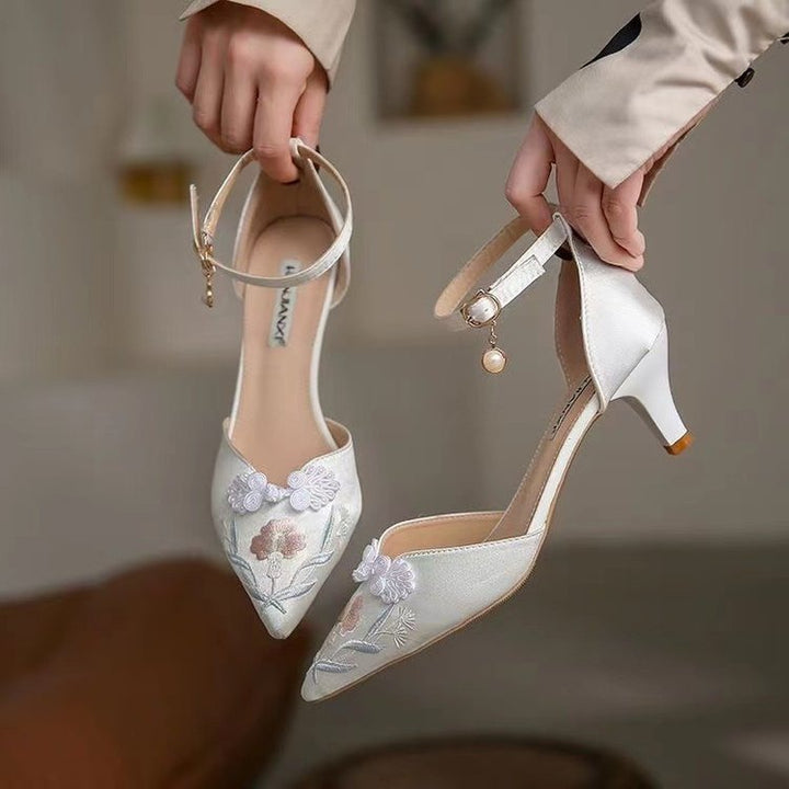 Dame pumps med floral broderidetalje og elegant remdesign Stilla
