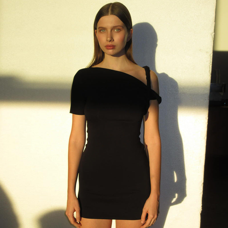 Dame sporty minikjole med asymmetrisk snit og fint bånddesign Stilla
