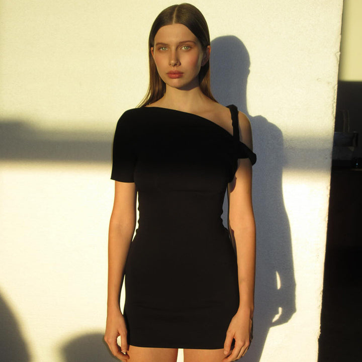 Dame sporty minikjole med asymmetrisk snit og fint bånddesign Stilla