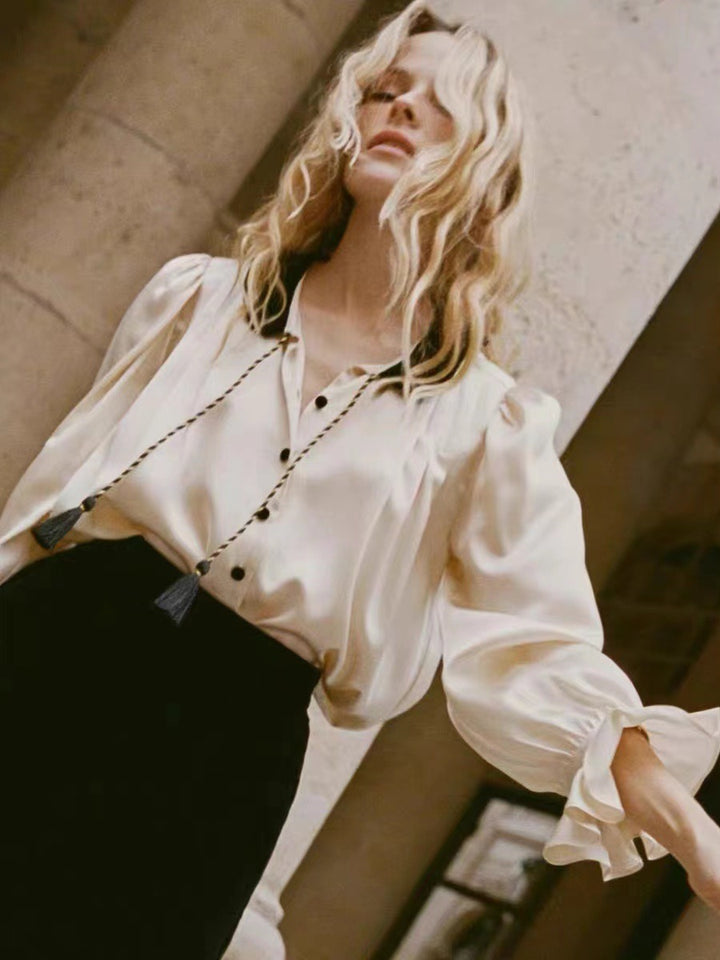 Damebluse med elegante draperinger og stilfulde knapdetaljer Stilla