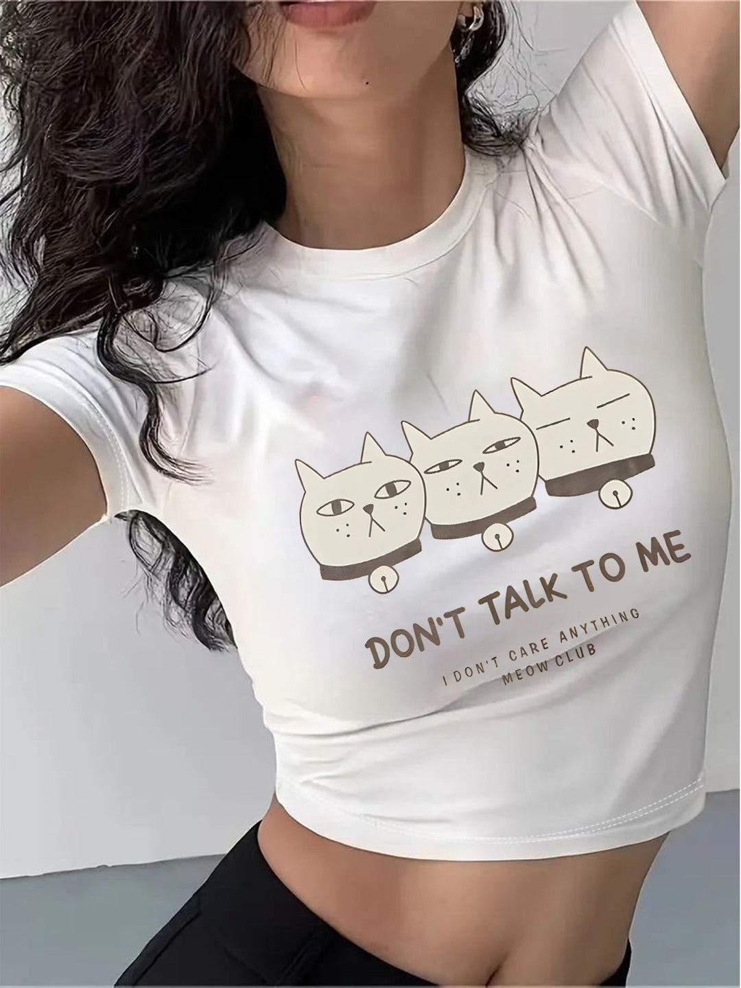 Dame Crop-T-shirt med inspirerende statementtryk Skovae