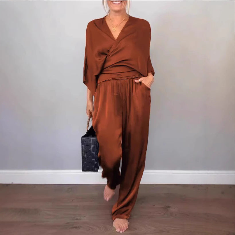 Dame Satin-Loungewear-sæt med elegant indpakningsdesign og bredt ben Stilla